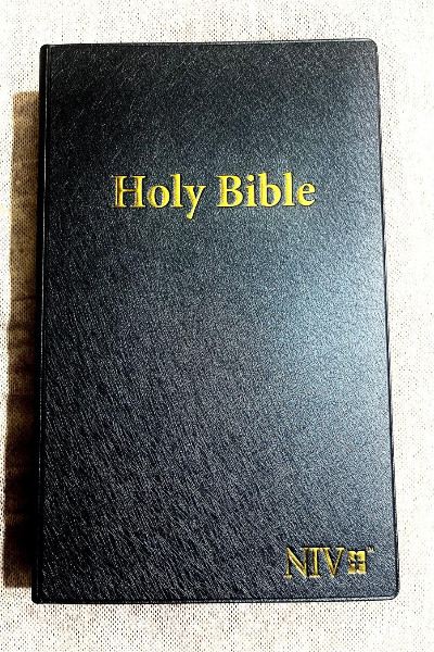 NIV Giant Print Bible with Thumb Index & Gold Gilt Edges (Blue | Black | Brown) - Image 3